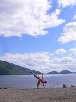 p1060053 支笏湖で半月のポーズ